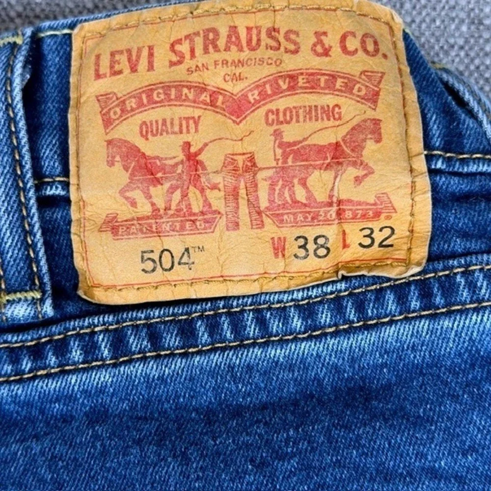 Levis 504 Regular Straight Fit Mens Jeans {Actual W38 L31) Medium Wash Blue